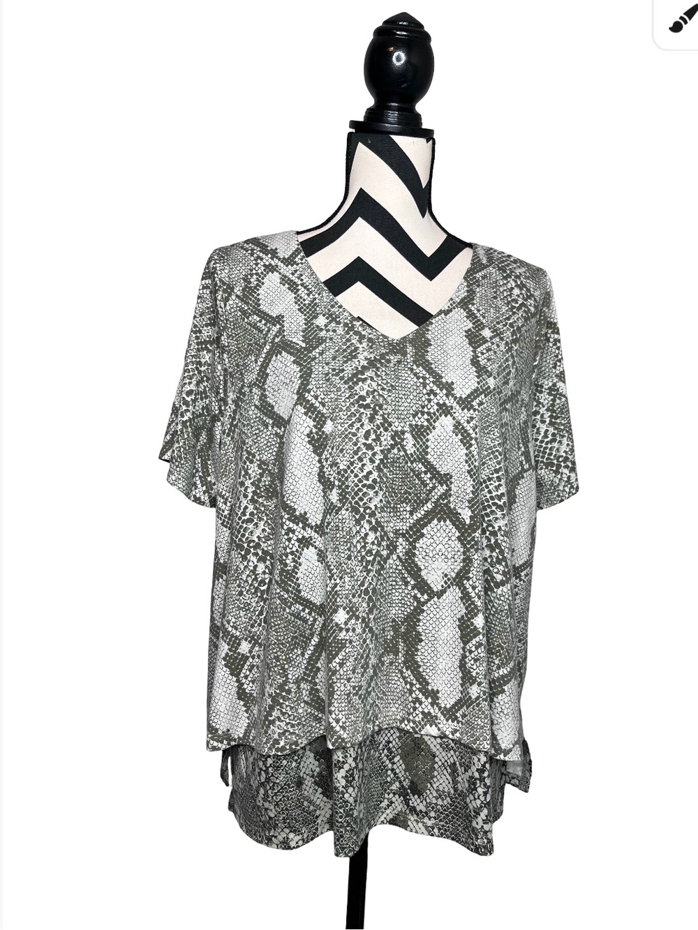 DG2 Boho Snake Print Layered Shortsleeve V-Neck Top Sz L